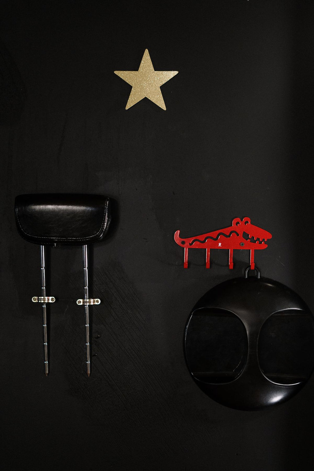 House of Jayloz Electric Scalp Comb - Lifestyle 1